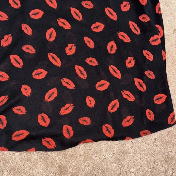 Torrid Blouse Size 3 Plus Size Lips Women’s Top Cold shoulder - Picture 4 of 9